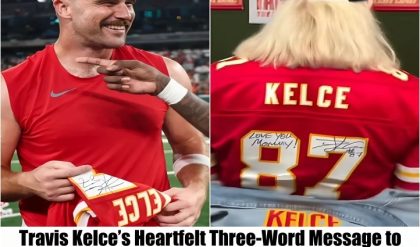 BREAKING NEWS: Travis Kelce’s Heartfelt Three-Word Message to Mom Donna as He Autographs Her Chiefs Jersey Before NFL Opener.